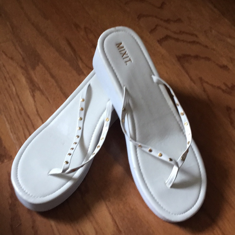 NWOT Mixit flip flops. 10